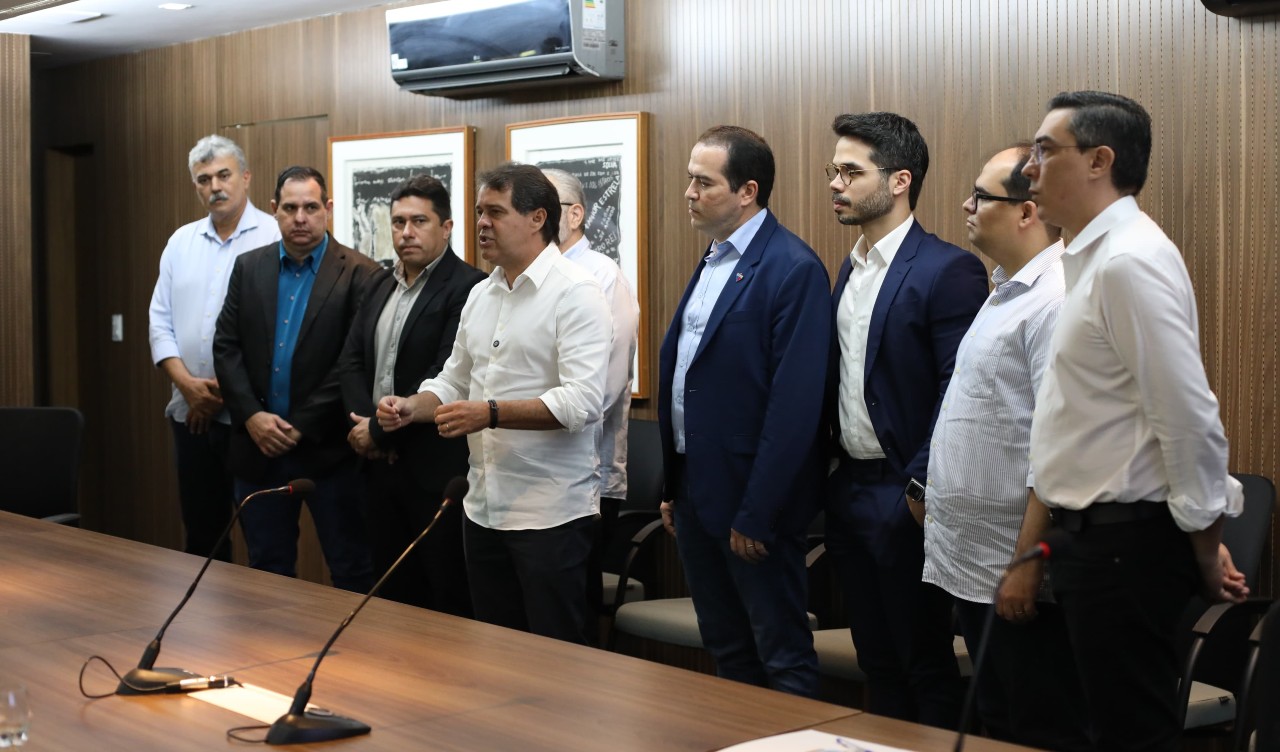 prefeito evandro leitão fala durante a reunião com dirigentes de futebol